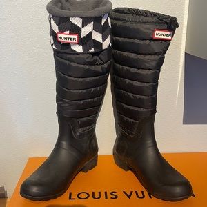 Like new Hunter black matte, with nylon top rain boots. Worn once.